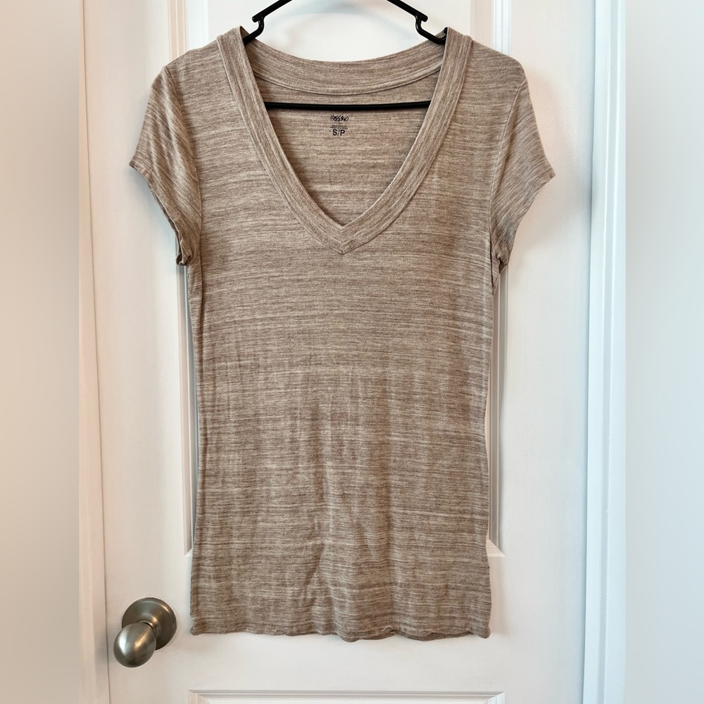 Fitted v-neck t-shirt